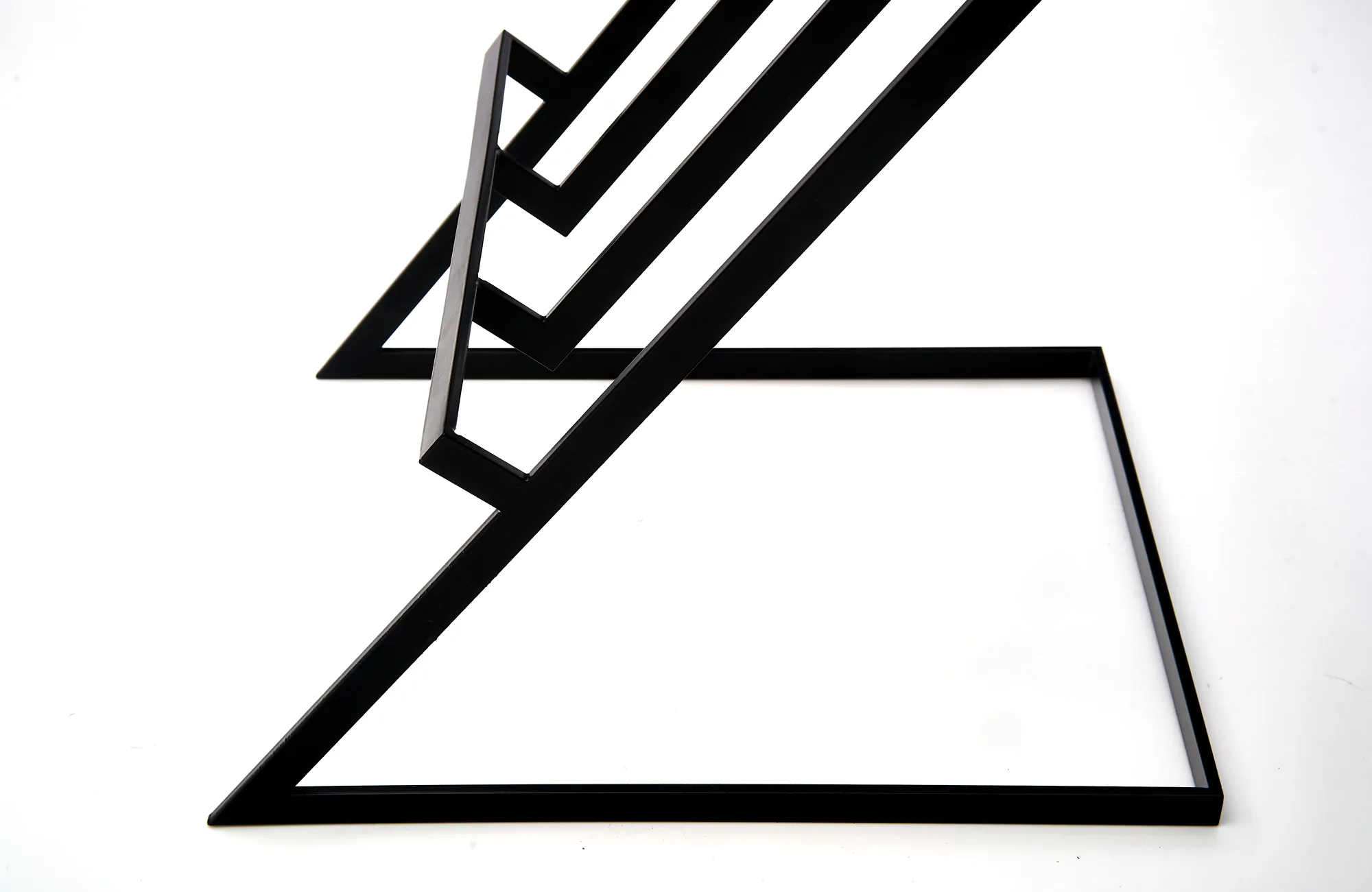 Zee side table: side profile render.